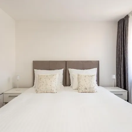 Slovenka * تْسيلْيي